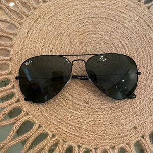 Black ray ban aviators